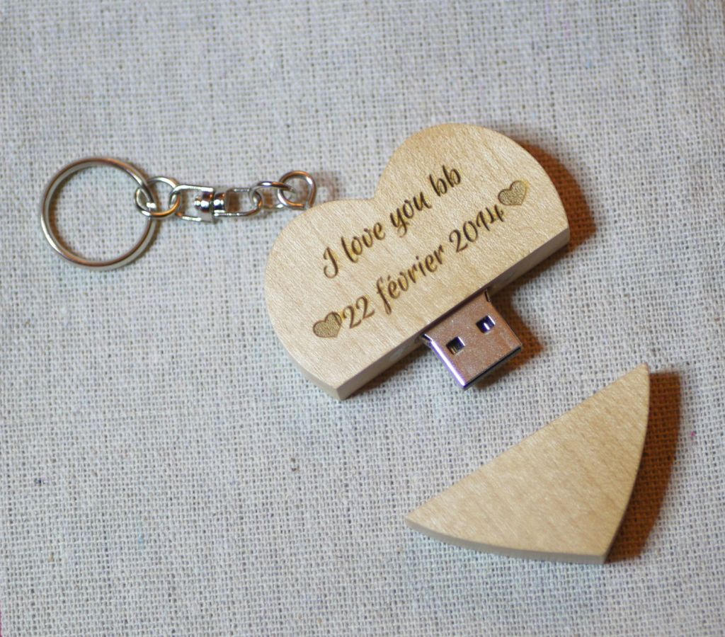 Portachiavi USB con cuore in legno inciso da personalizzare