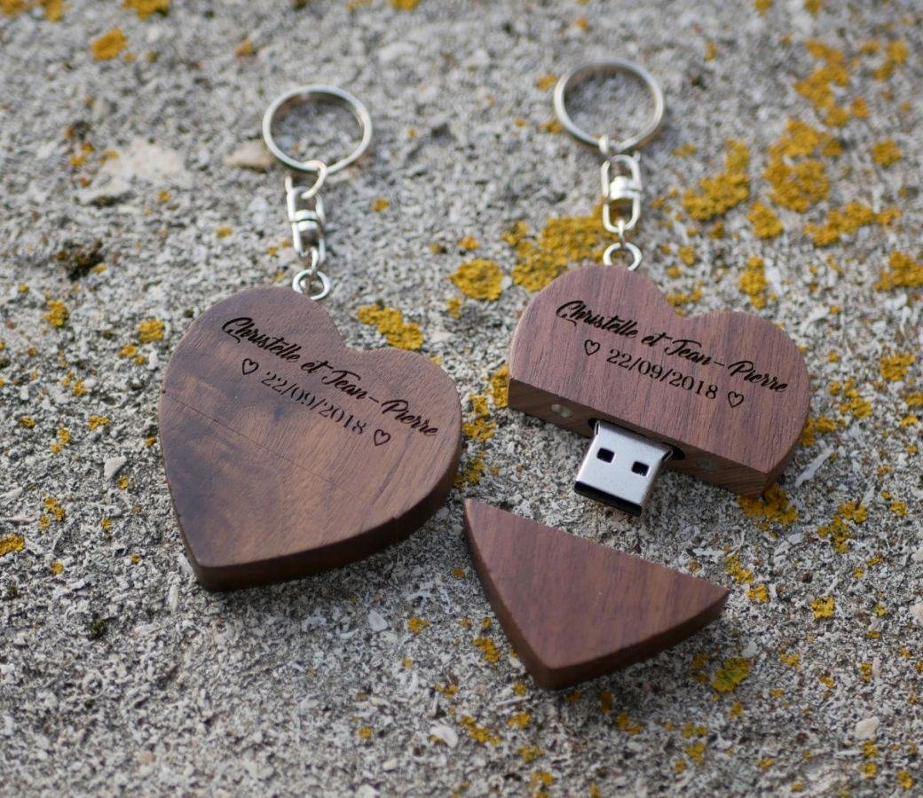 Portachiavi USB a forma di cuore in legno scuro da personalizzare con un'incisione