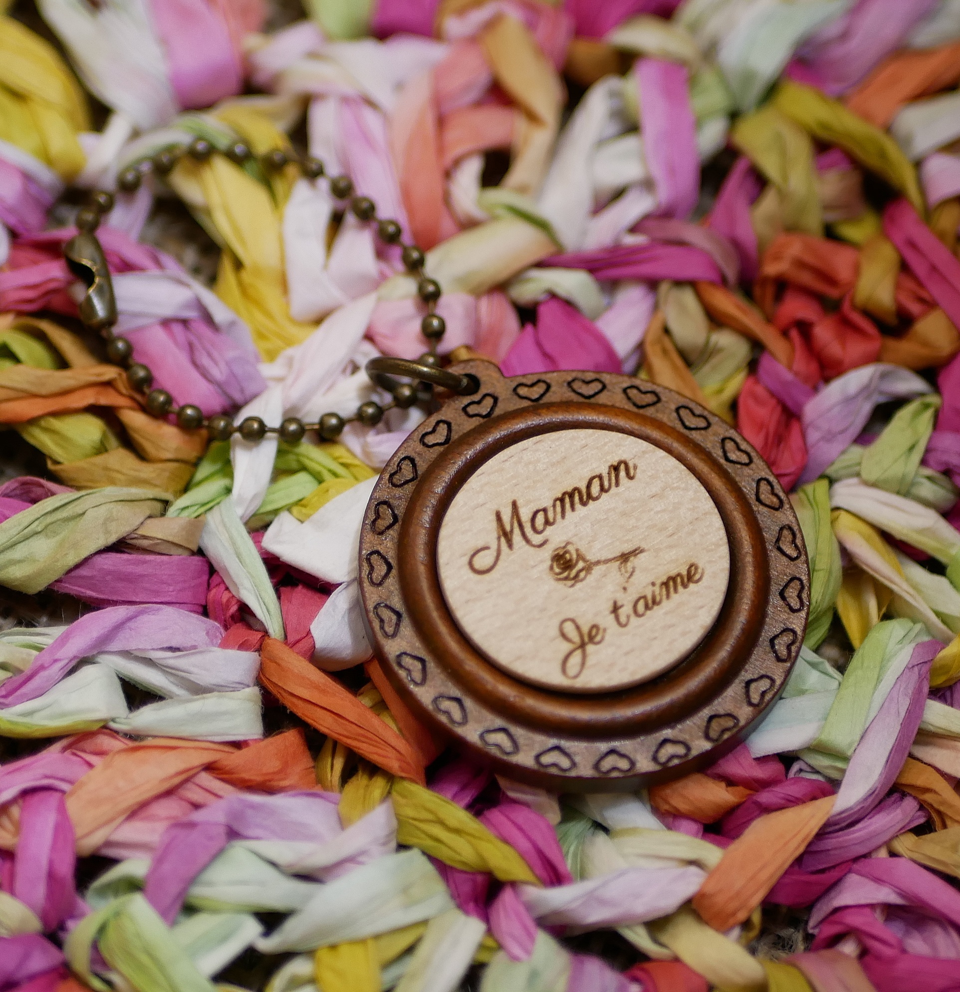 Porte-clé rond en bois gravé personnalisé pour maman.