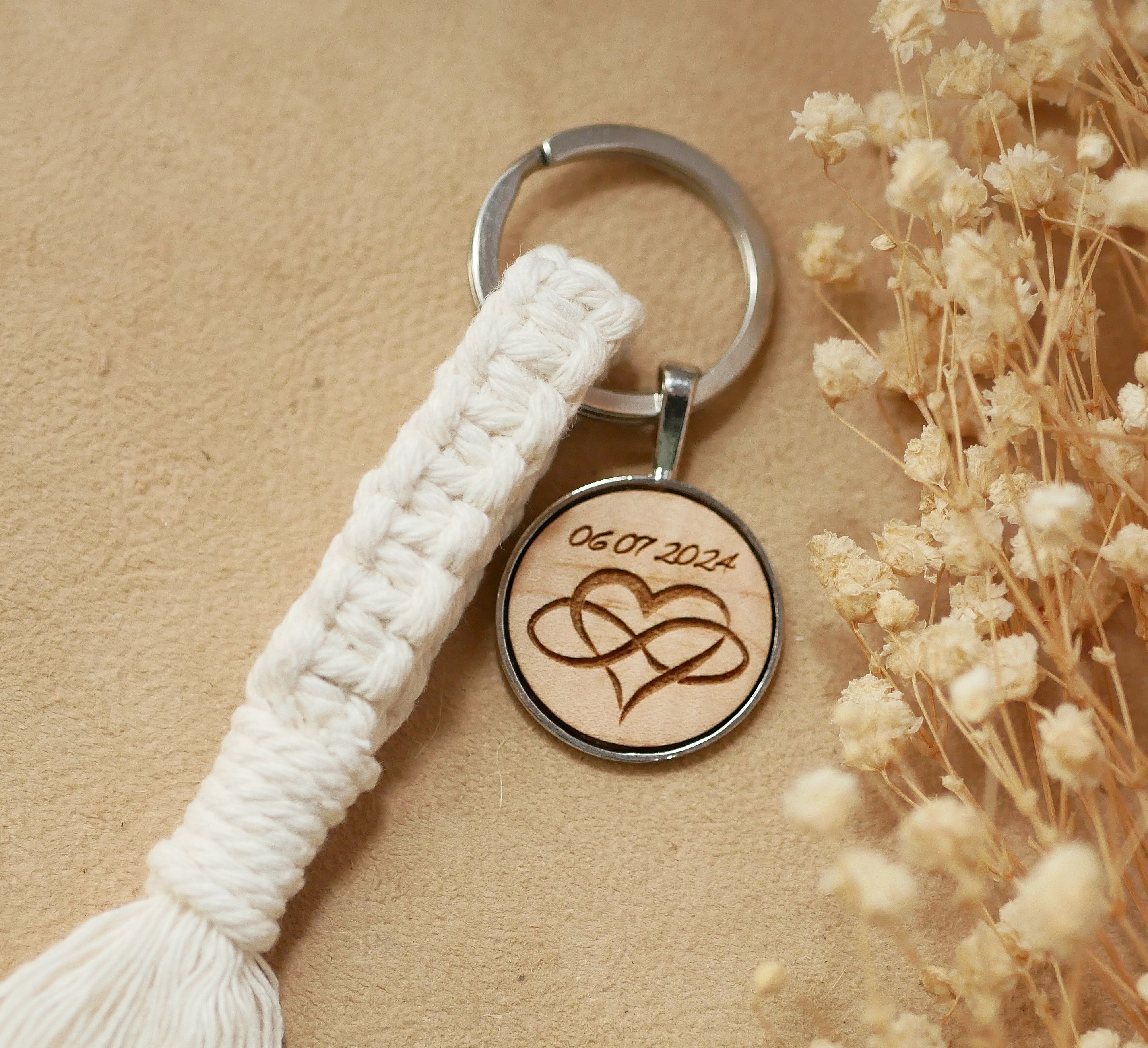 Porte-clés personnalisé en bois avec macramé et symbole infini.