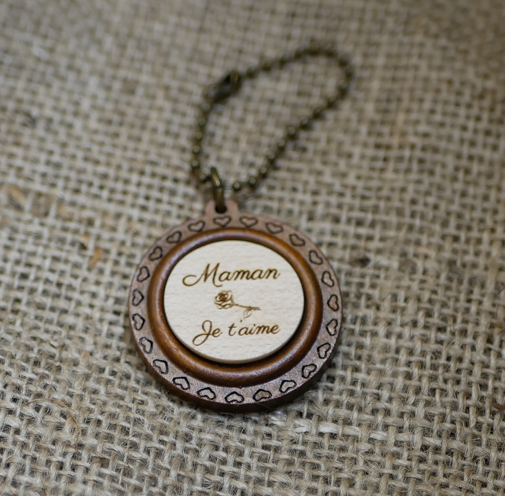Porte-clé cabochon en bois gravé personnalisé pour maman.