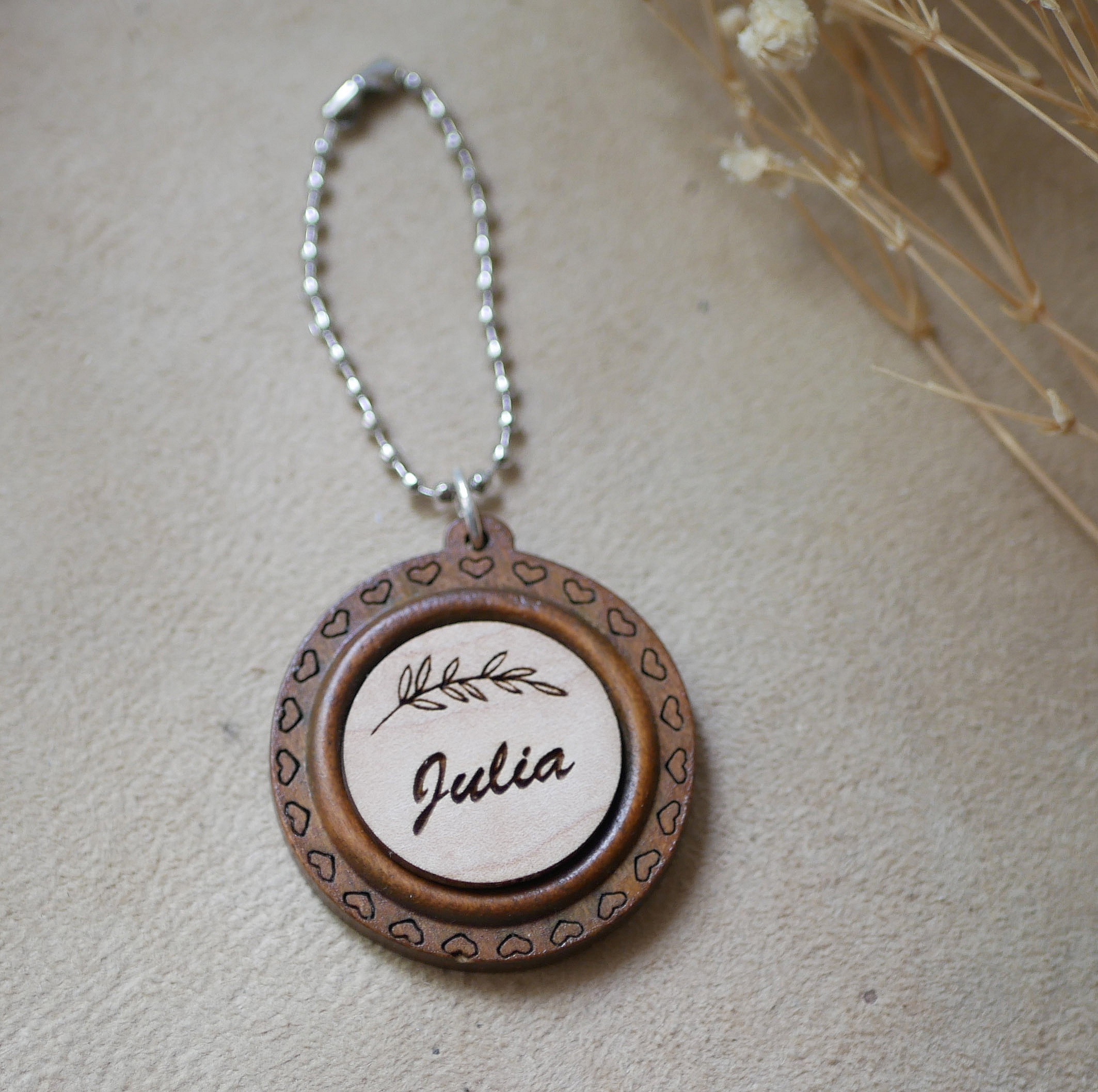 Porte-clé rond en bois gravé personnalisable avec prénom Julia.