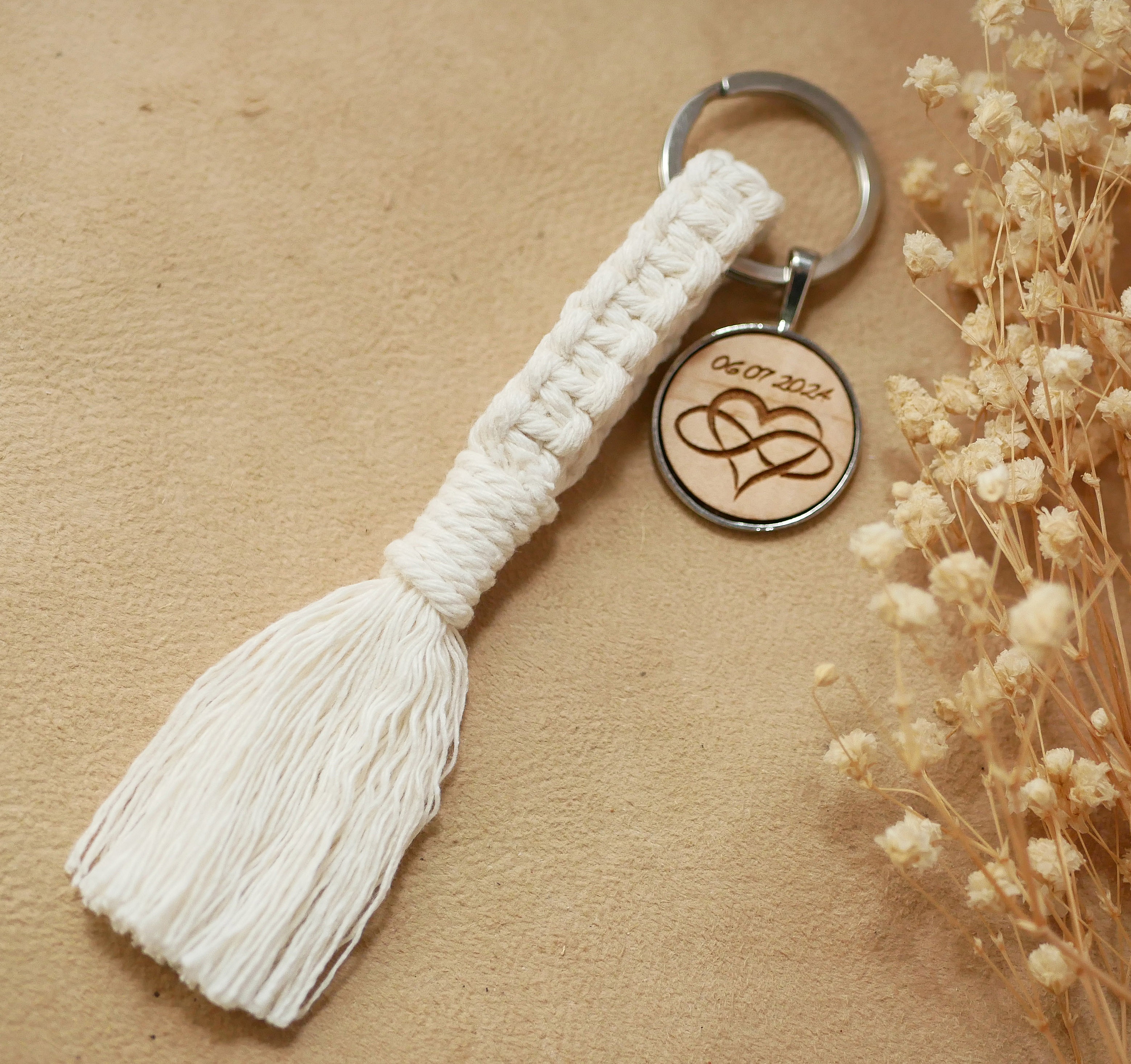 Porte-clés personnalisé en macramé avec médaillon en bois gravé.