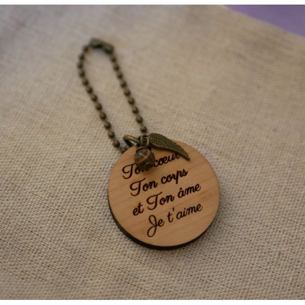 Portachiavi e ciondolo con perla in legno di ciliegio da personalizzare con un'incisione