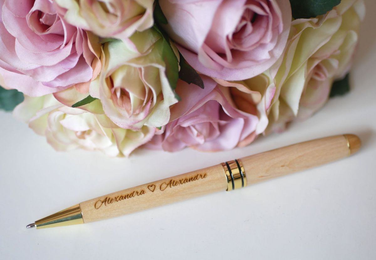 Penna in legno chiaro incisa da personalizzare