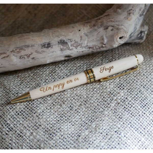 Penna in legno d'acero inciso in una scatola di legno massiccio