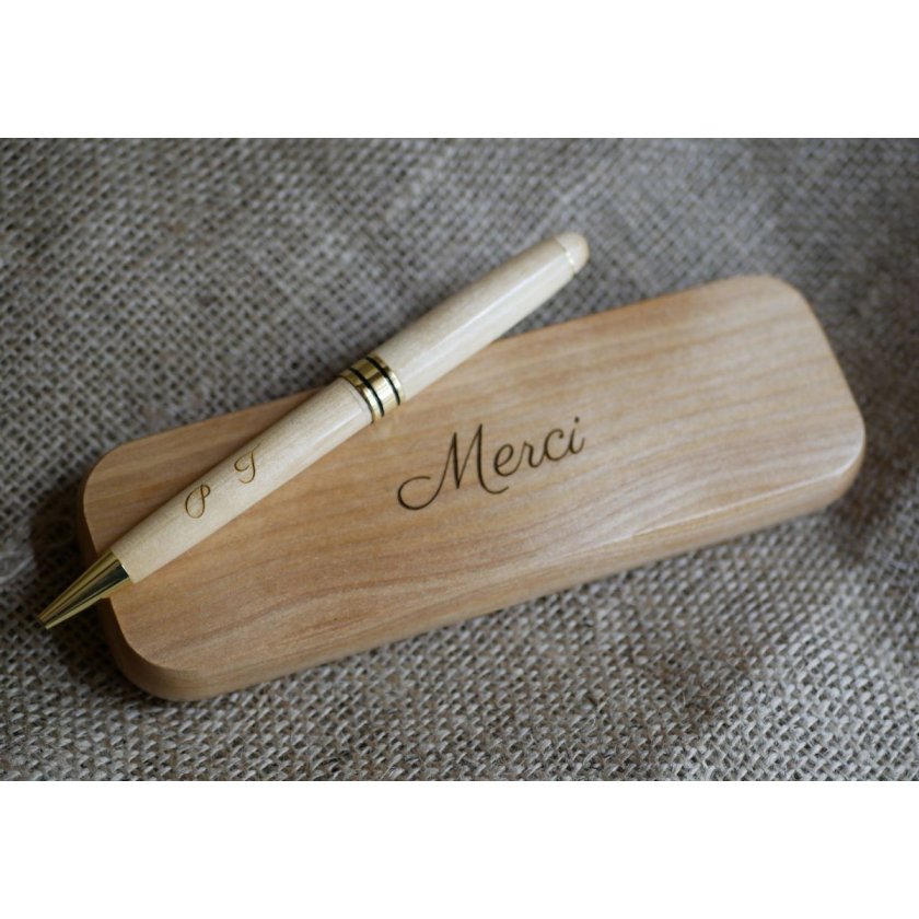 Penna in legno d'acero inciso in una scatola di legno massiccio