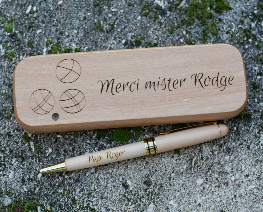 Penna in legno d'acero inciso in una scatola di legno massiccio