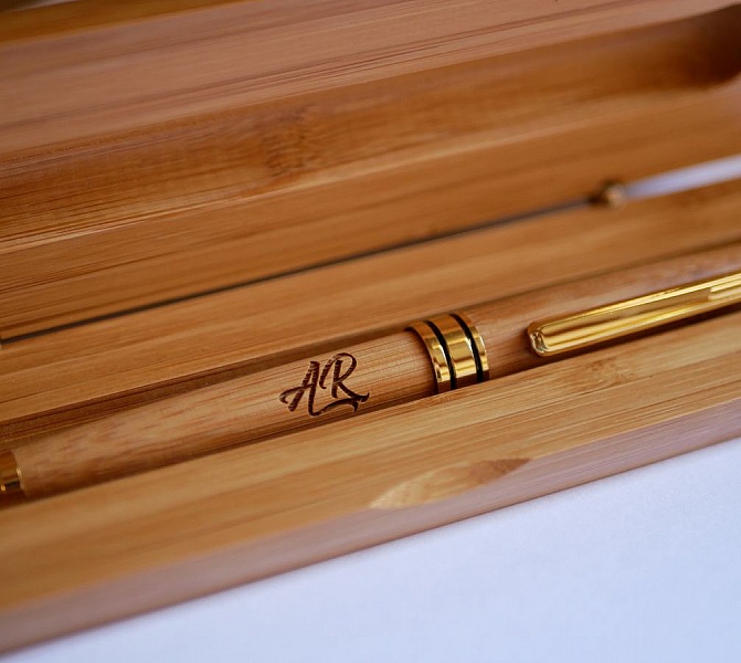 Stylo en bambou grav&eacute; dans coffret en bois massif personnalis&eacute;