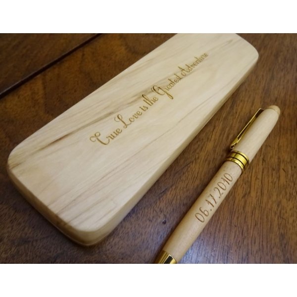 Penna in legno d'acero inciso in una scatola di legno massiccio