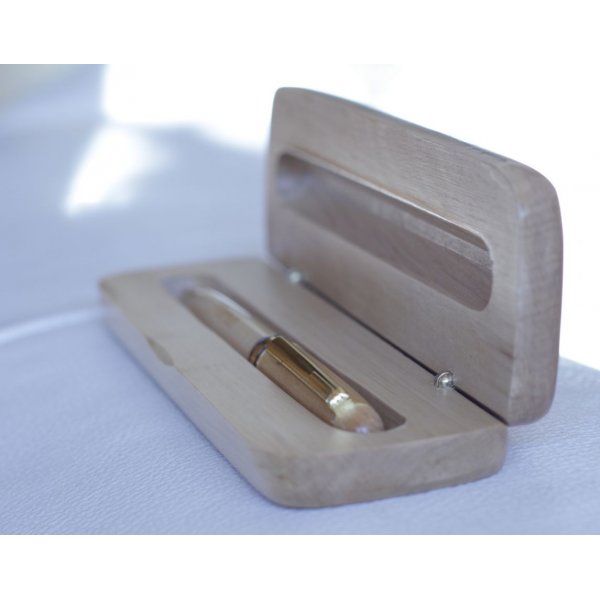 Penna in legno d'acero inciso in una scatola di legno massiccio