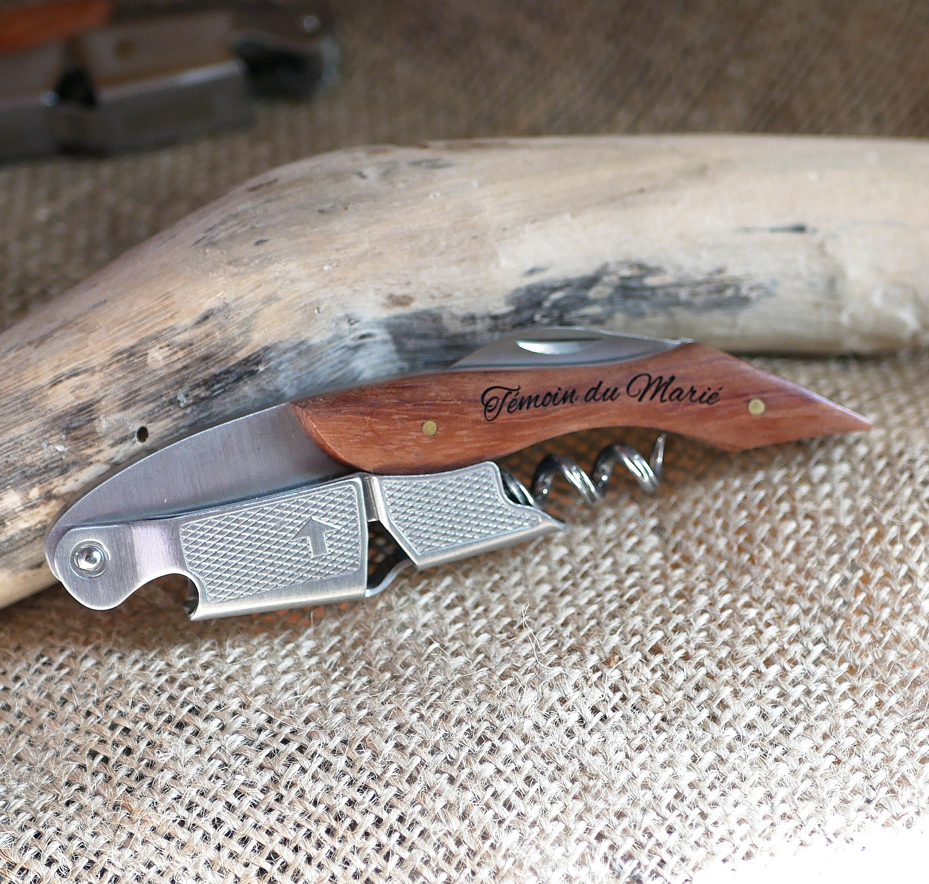 Tire-bouchon en bois gravé Mots de Bois pour témoin.