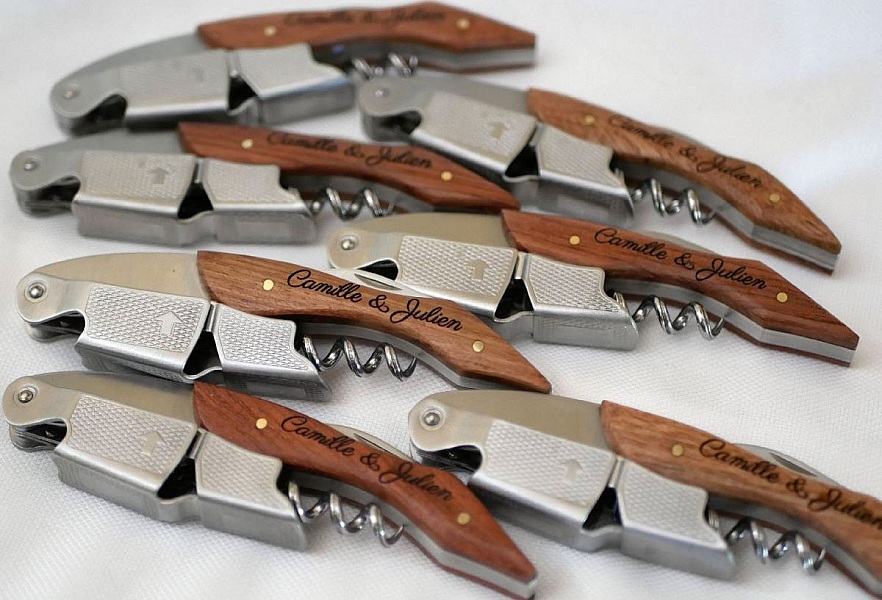 Tire-bouchons en bois personnalisés gravés pour mariage.