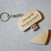 Portachiavi USB con cuore in legno inciso da personalizzare