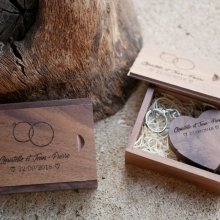 Chiavetta USB Heart da 32 GB in una scatola di legno scuro