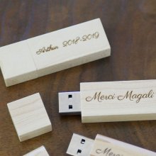 Chiave USB piccola in legno chiaro inciso da personalizzare 32Gb 2.0
