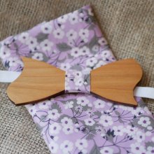 Pochette Liberty Mitsi con fiori viola e papillon in legno, personalizzabile